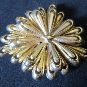 Vtg Unbranded Modernist Sunburst Flower Gold Tone Brooch/Pin/Pendant  2.5" x 2"